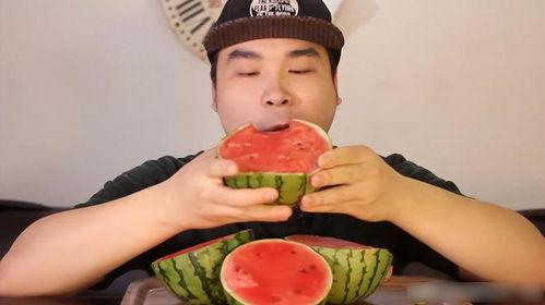 外国朋友吃瓜,揭秘中外文化差异中的趣味瞬间